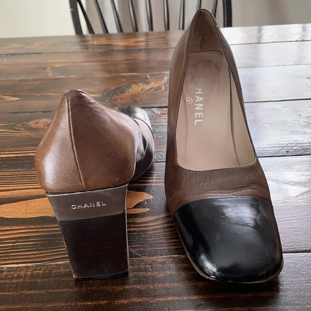 💎HP💎 Chanel Cap Toe Block Heel Two Tone Shoes Sz 40 Metal CHANEL Logo Plate